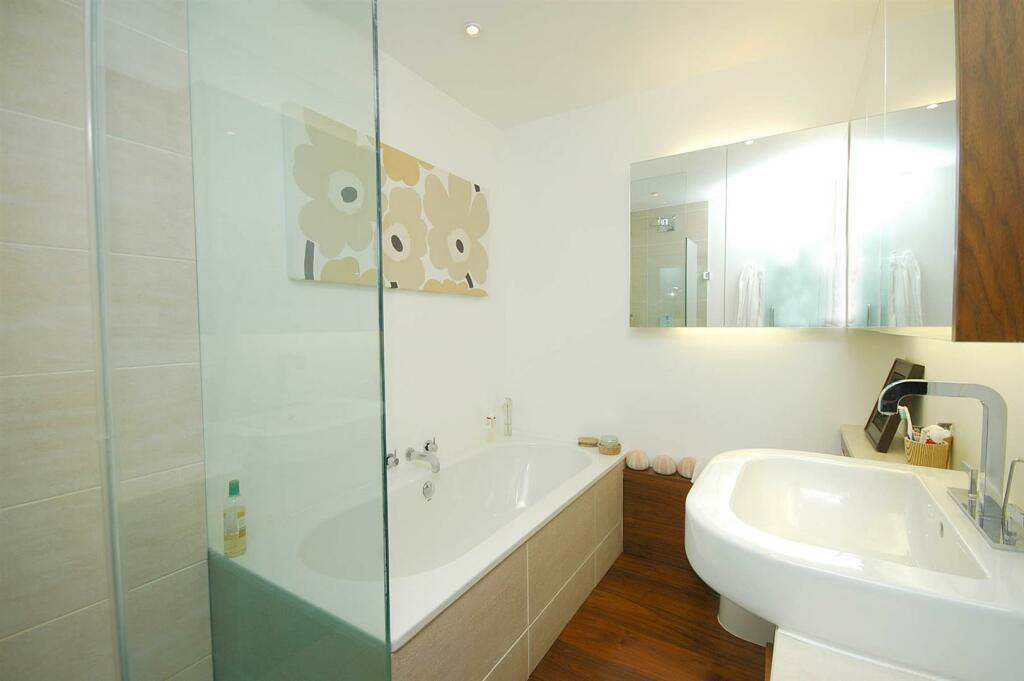 6 Millfield Lane-Bathroom.jpg