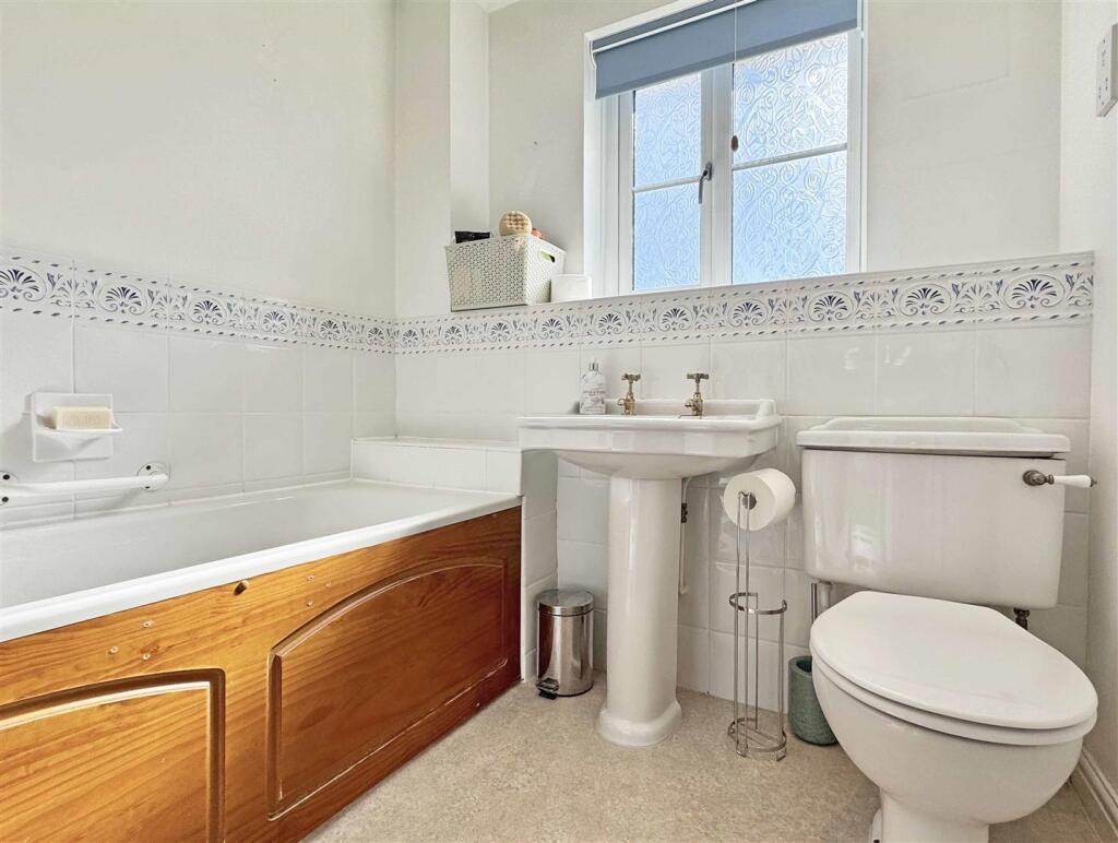 Bathroom b.jpg