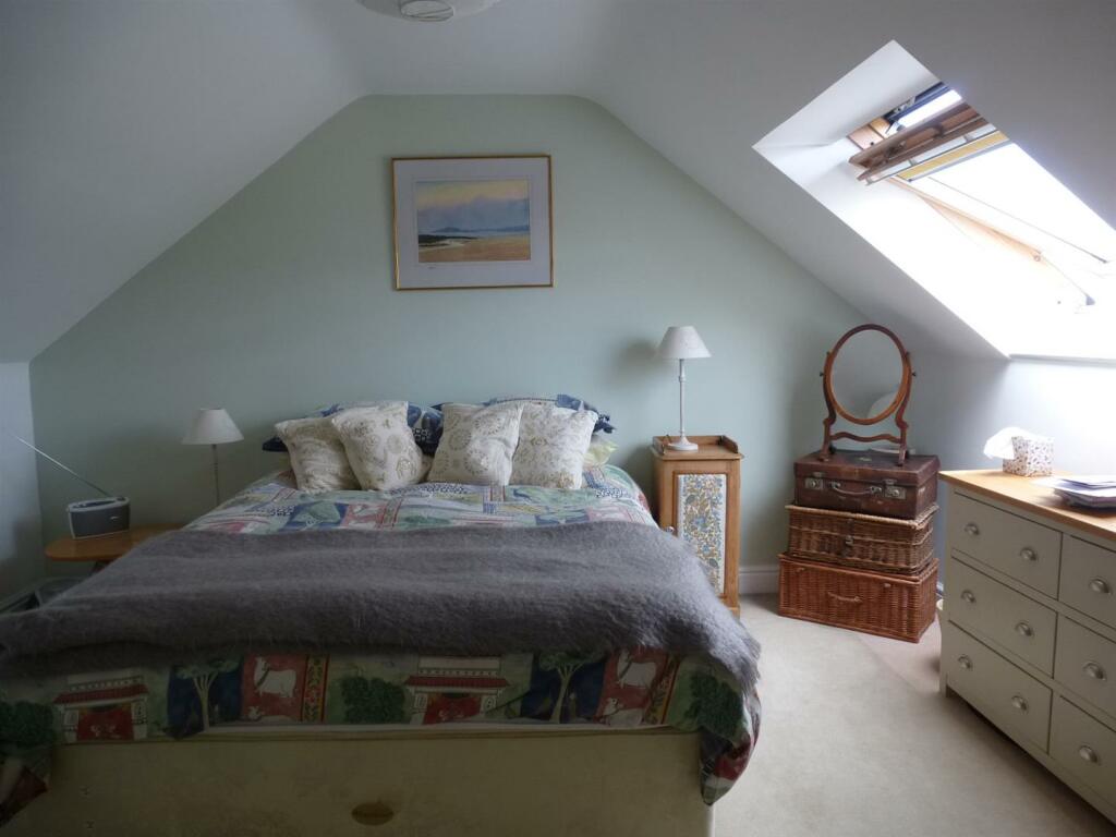 Hawthorn Cottage bed 3.JPG