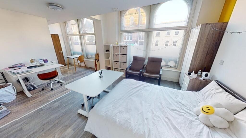 Bright and spacious double bedroom featuring la...