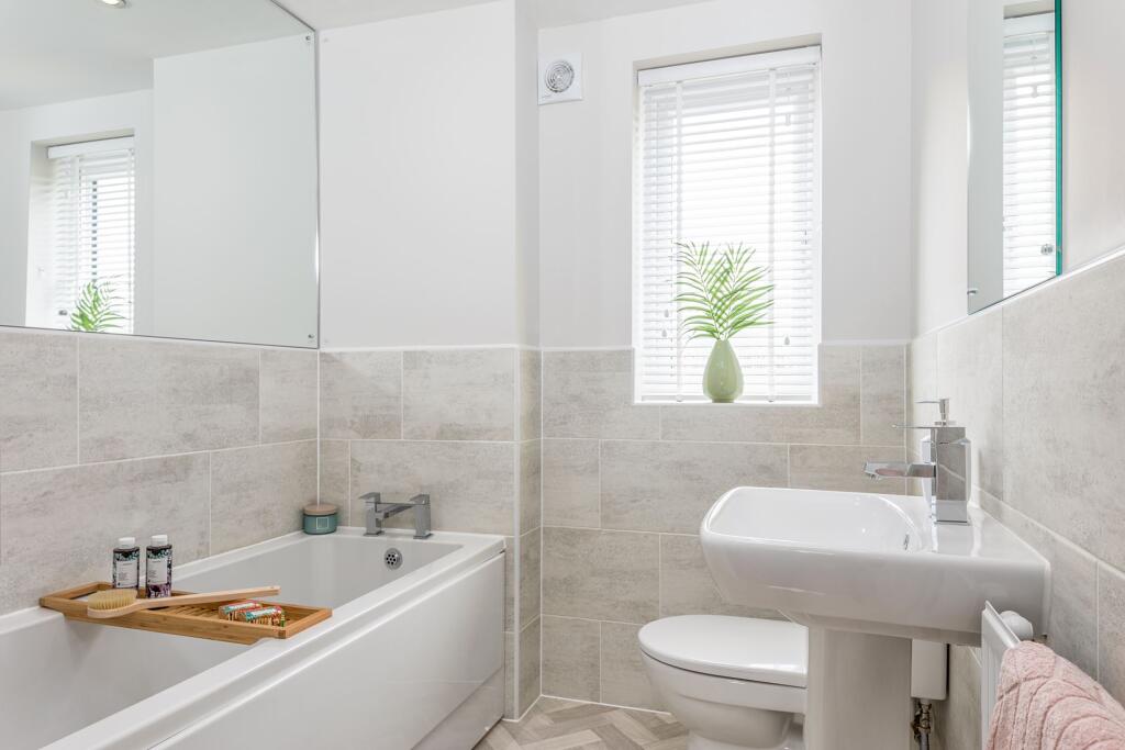 Family bathroom in the Woodcote 4 bedroom home