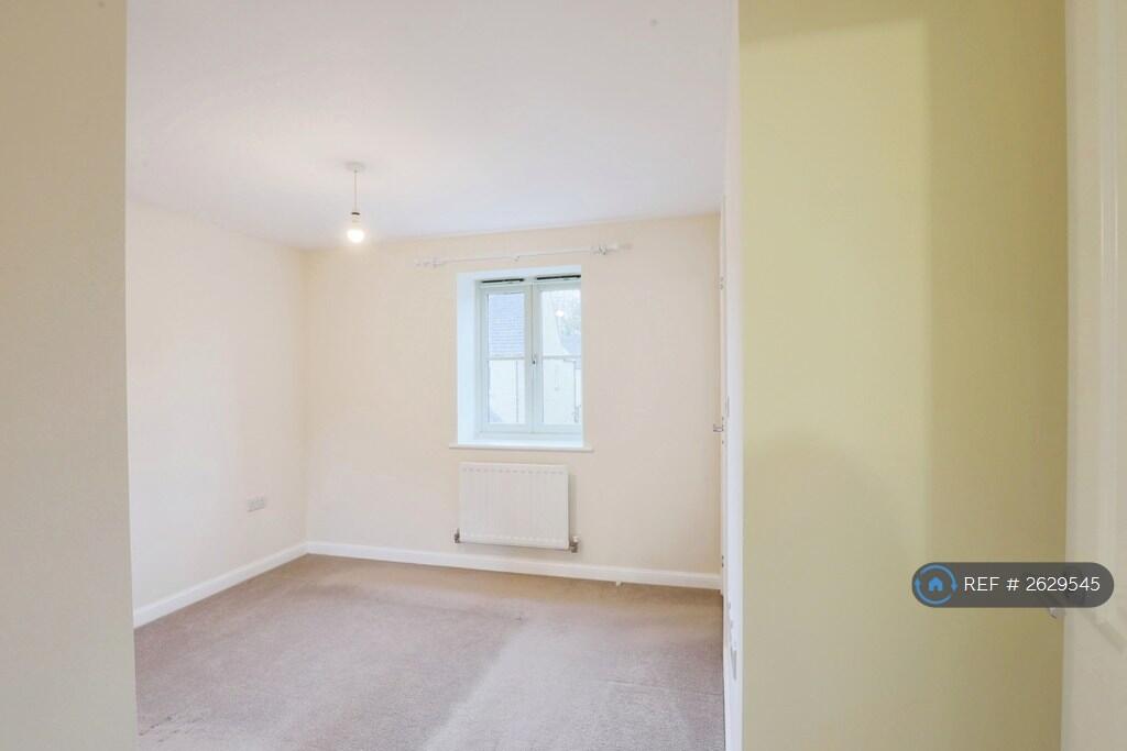 Master Bedroom En-Suite With Built In Wardrobe 