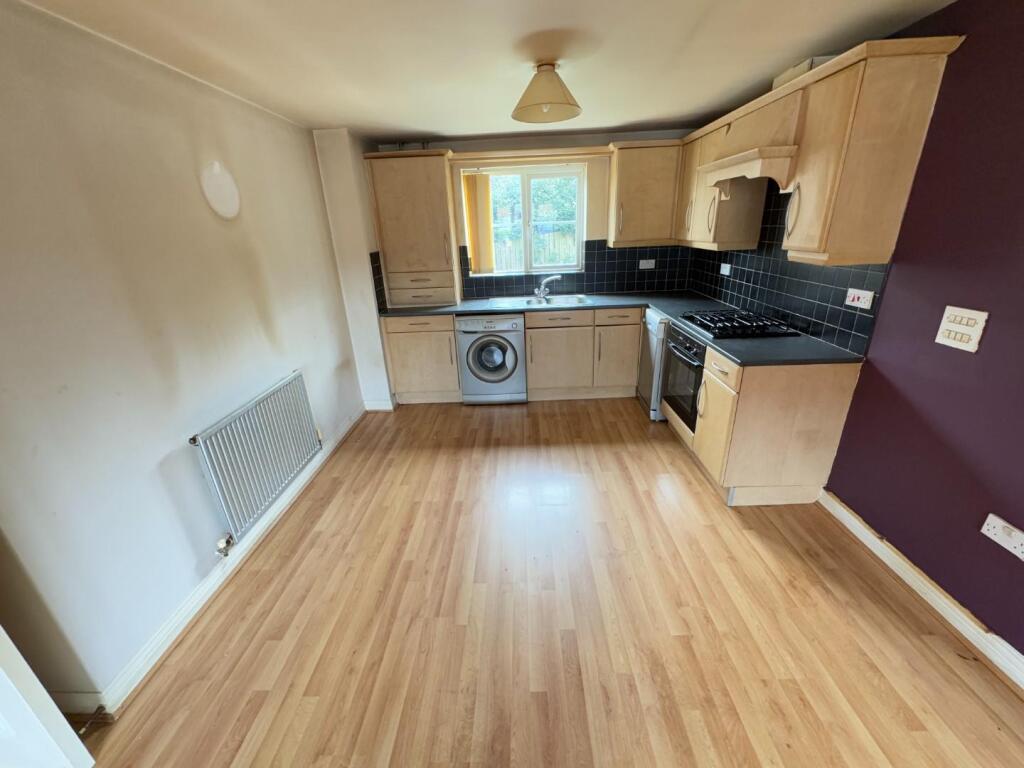 OPEN PLAN LOUNGE/KITCHEN