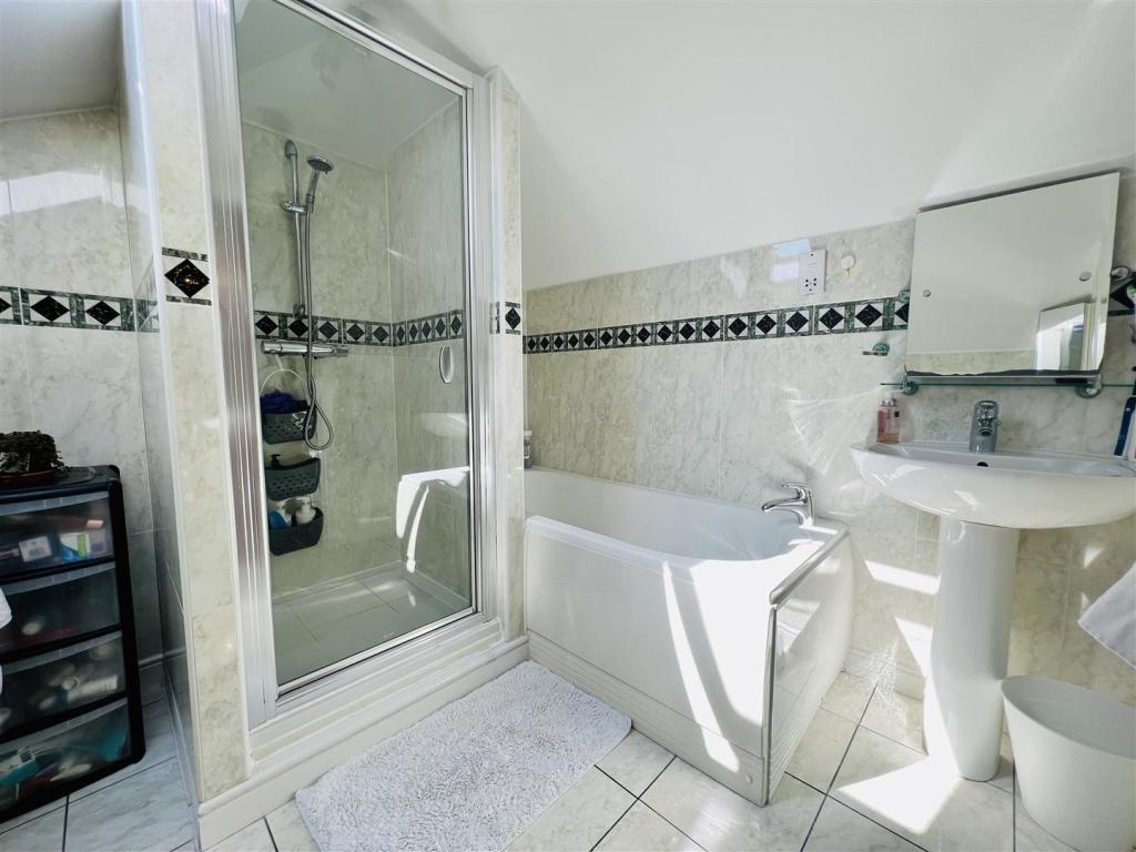 En Suite Bathroom.jpg