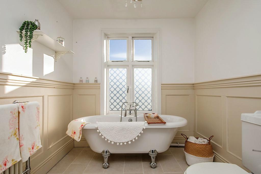 Jack &amp; Jill Bathroom