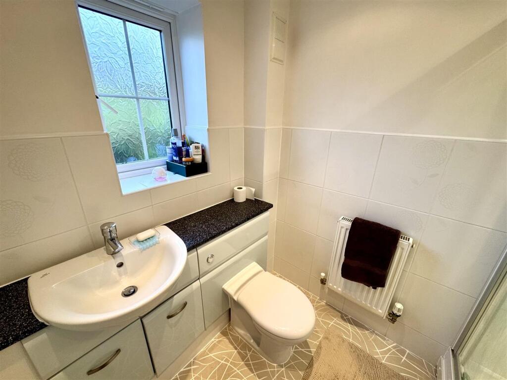 EN-SUITE SHOWER ROOM