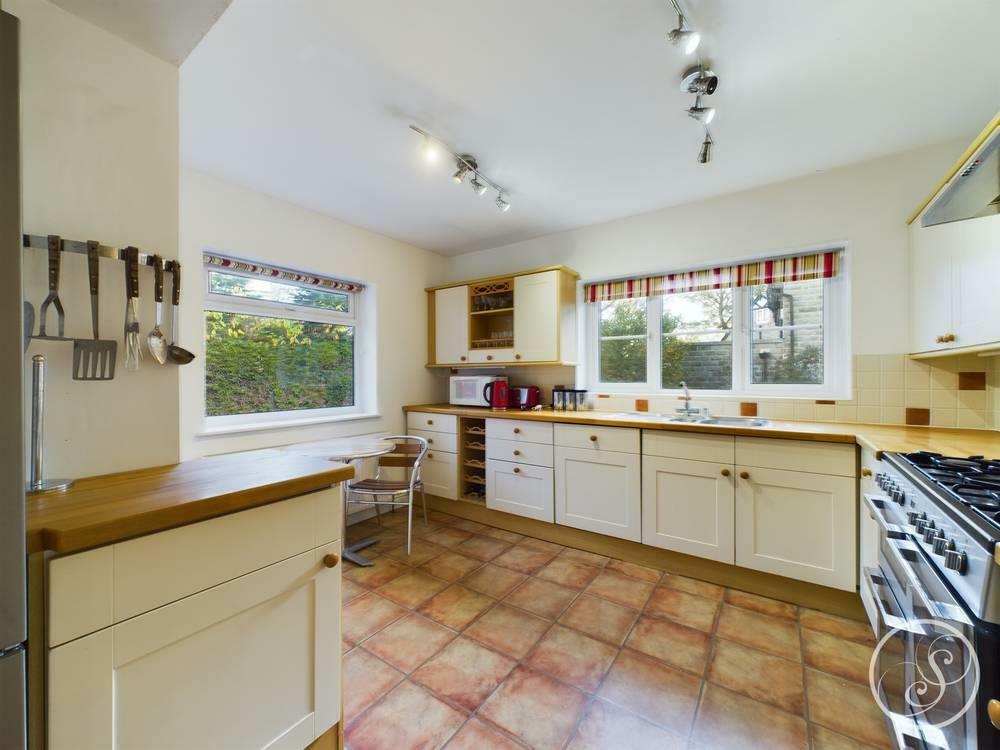 CAM02071G0-PR0178-STILL007-thumbnail-h750-70 - Cop