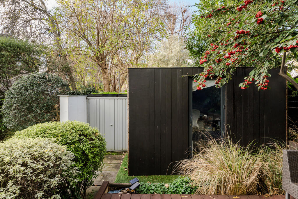 322547 - 98 Buckingham Road-46.jpeg