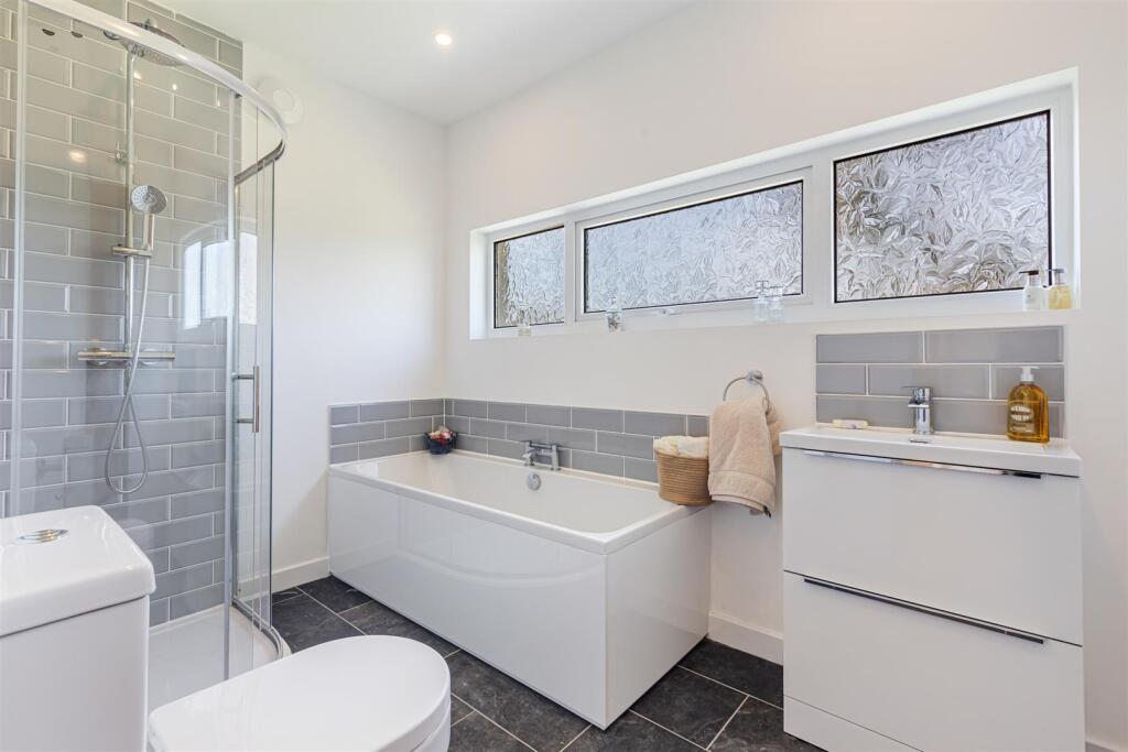 A20 - 3 Manor Bend Galmpton - 250611.jpg