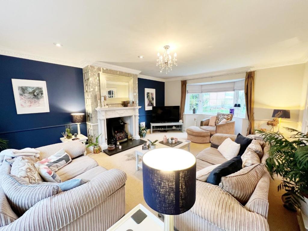 Lounge pic 4.jpg