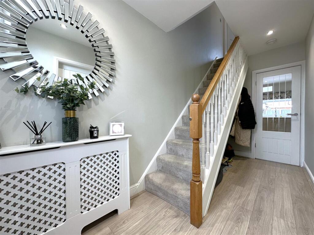Inviting Entrance Hall 813