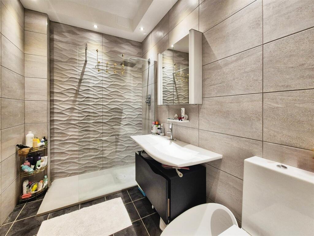 Bathroom (1).jpg