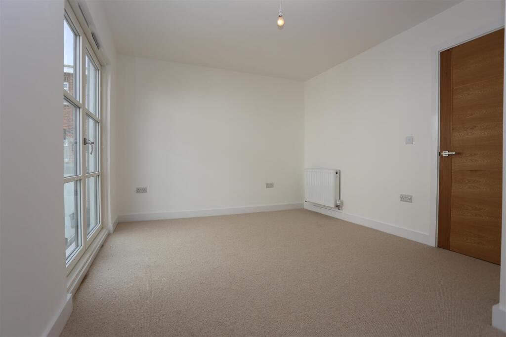 2 Palace Mews bed 1.JPG
