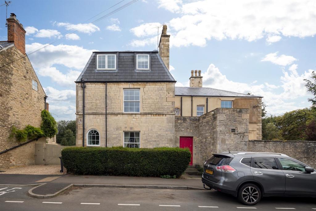 2 - Querns House - GL7 1RL - Web.jpg