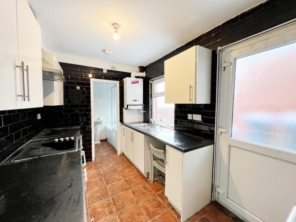 Kitchen pic 1.jpg