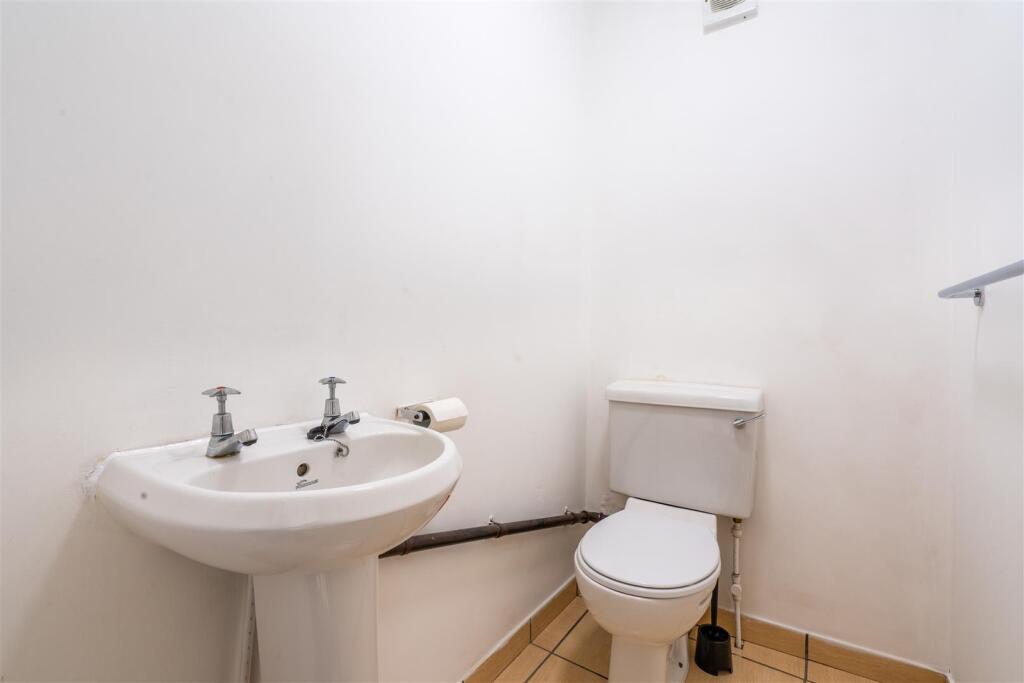 Bathroom 2.jpg