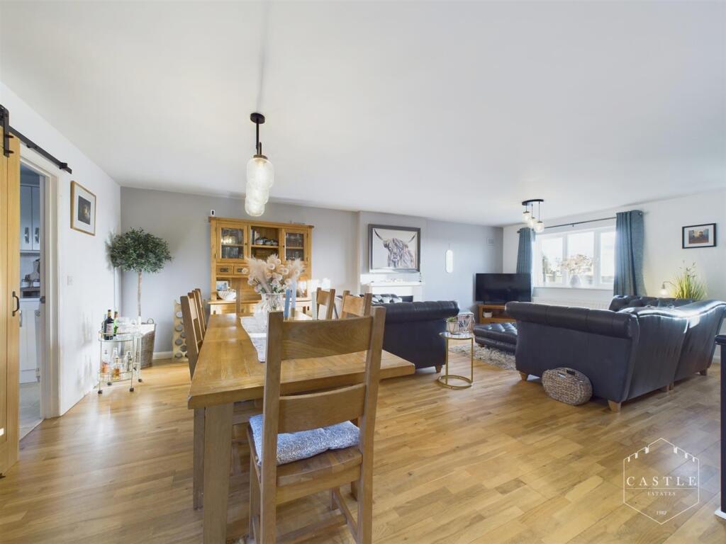 OPEN PLAN LIVING/DINING AREA