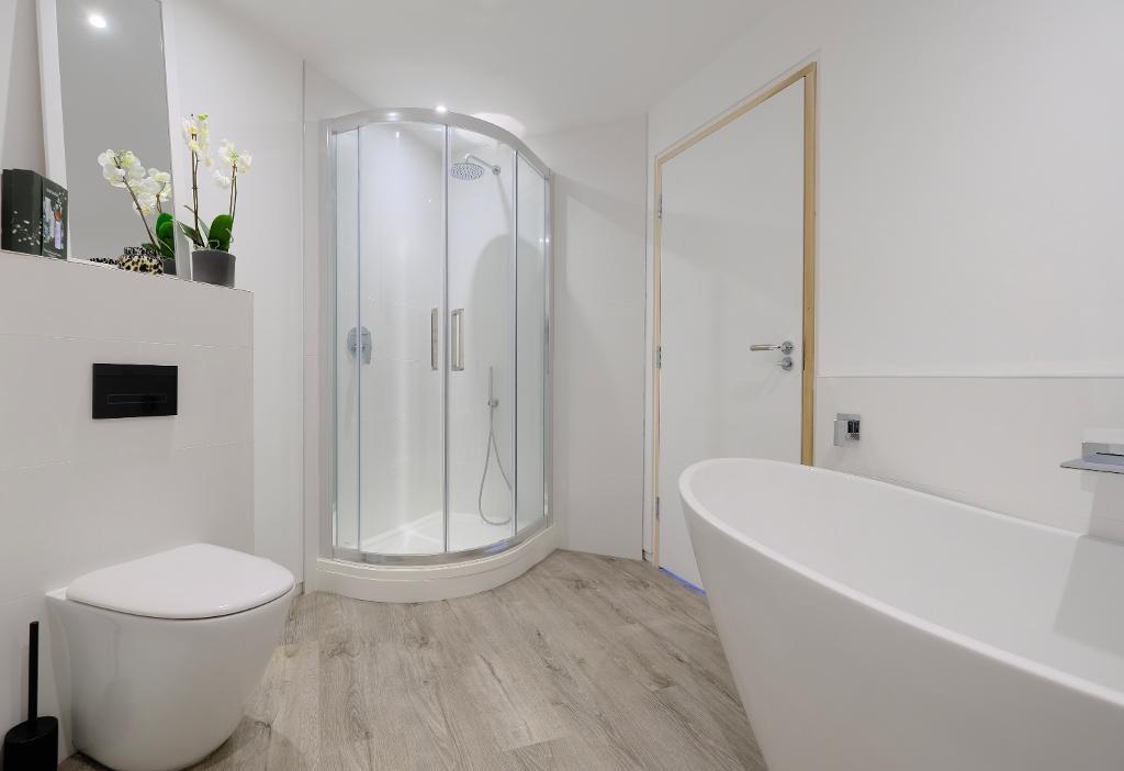 En suite bathroom (Bedroom 3)