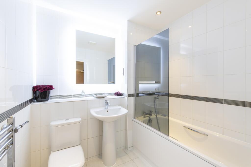 Miles Close 12 - Family Bathroom