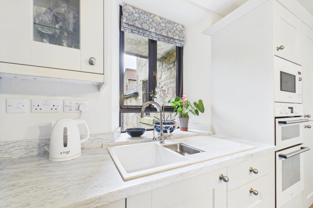 CAM04201G0-PR0099-STILL013