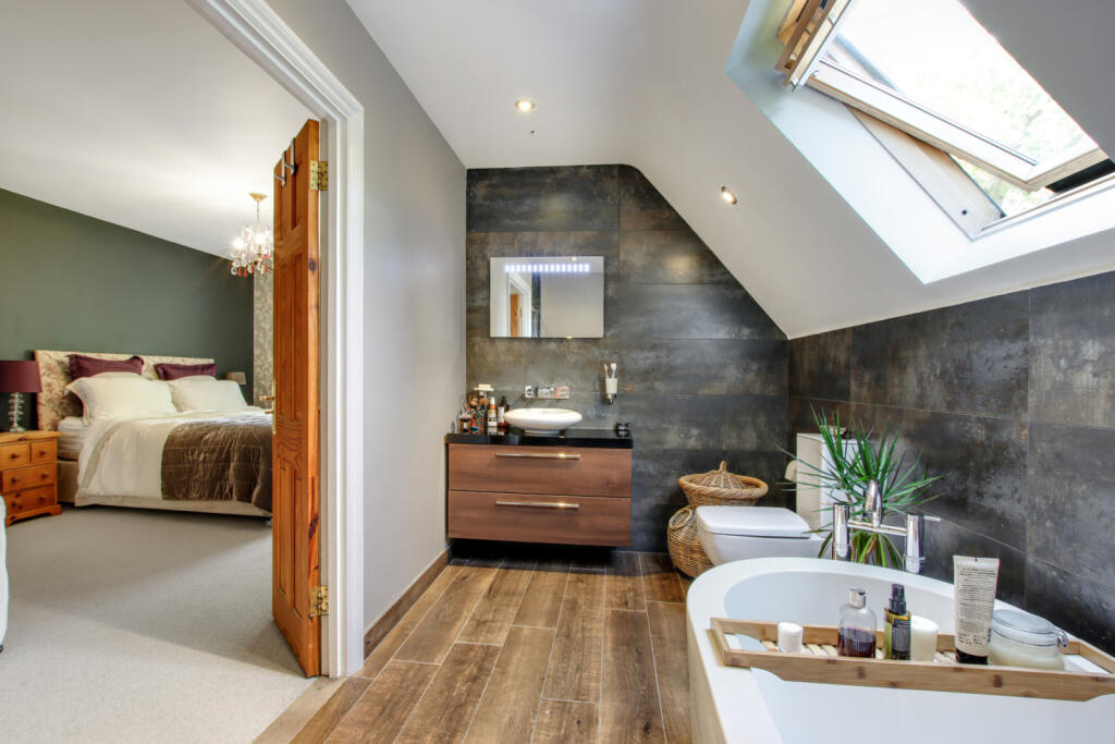 Main En Suite