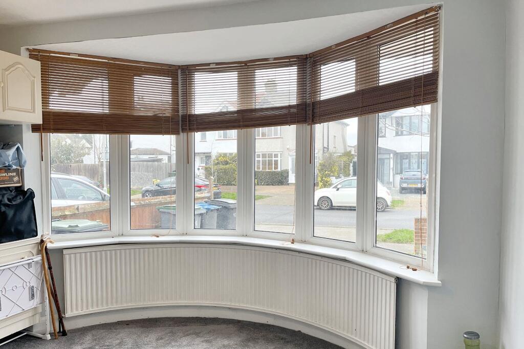 8 Oakleigh Avenue, Tolworth, Surrey KT6 7PX
