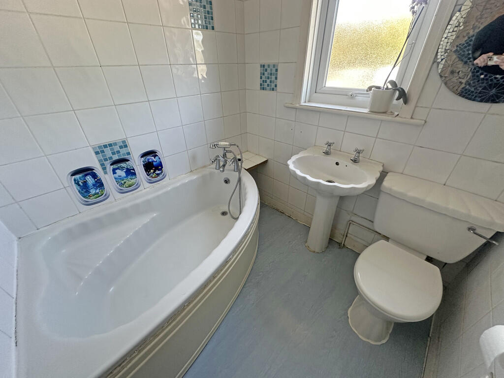 Second bathroom (...