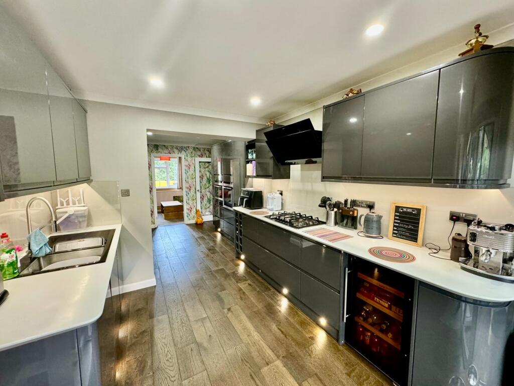 Fully Fitted Kitchen