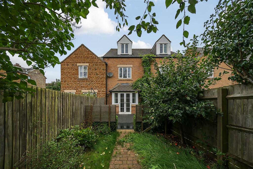 6 Northampton Road, Litchborough