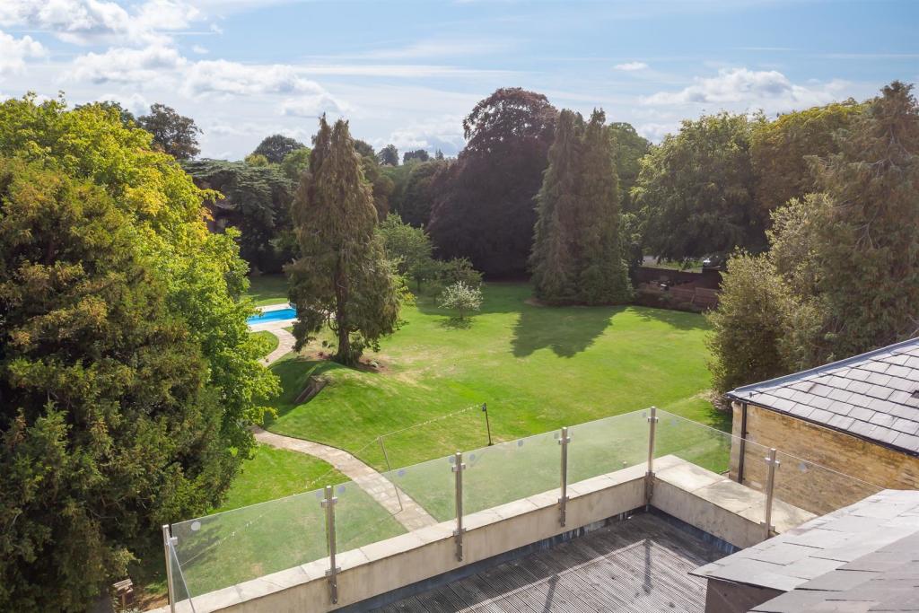 54 - Querns House - GL7 1RL - Web.jpg
