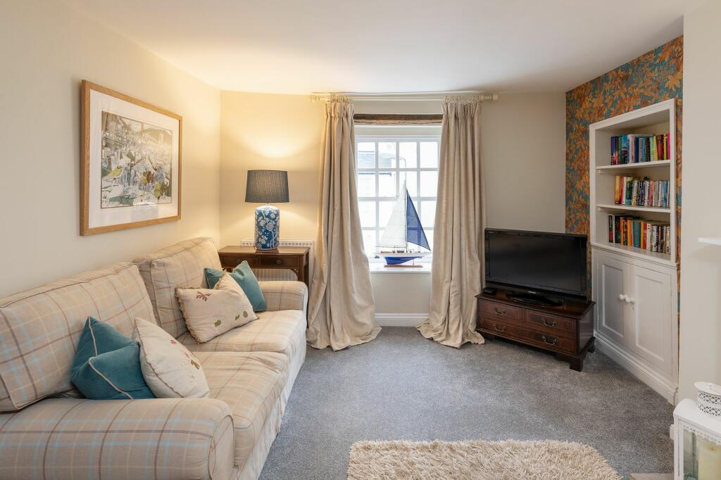 34 Clarence Hill, Dartmouth,  Living Room