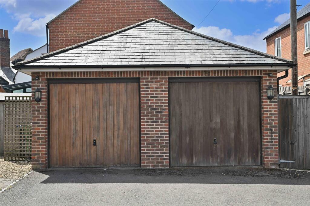 Single garage.JPG