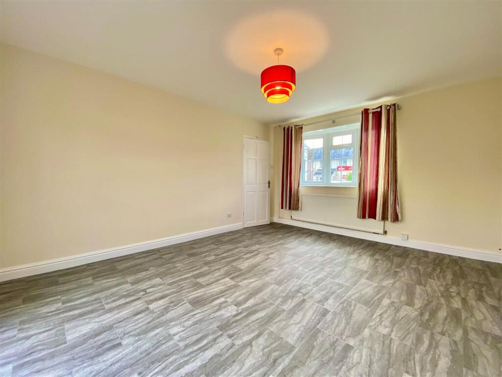 92 pendre lounge 1.jpg