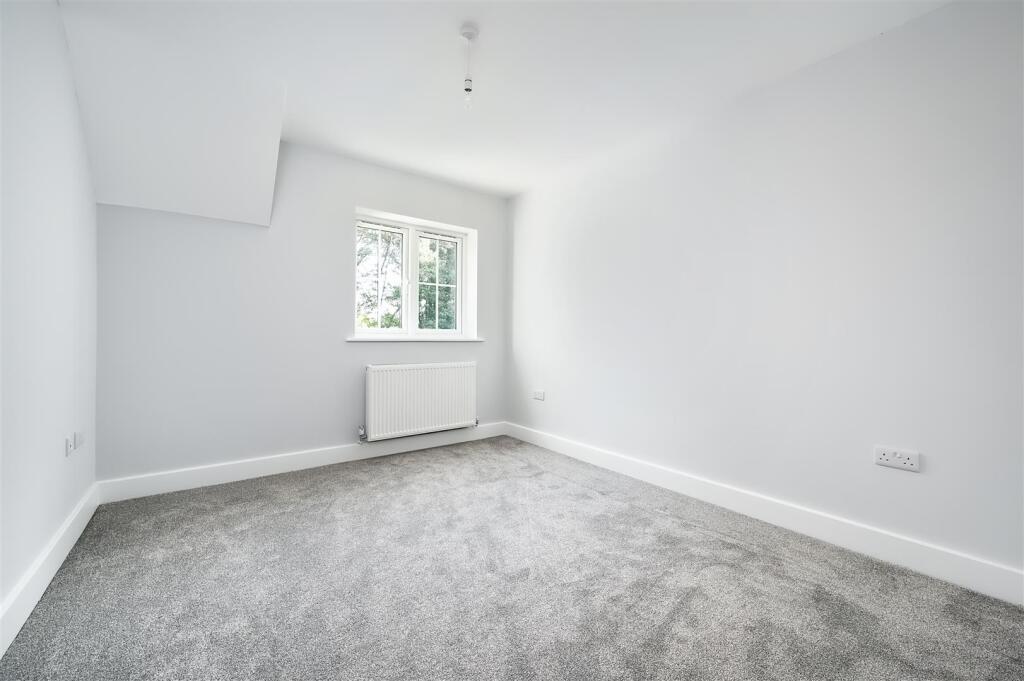 North lodge RH13 (25).jpg