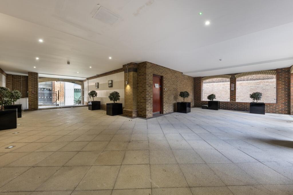 Lion Court F2 (32...