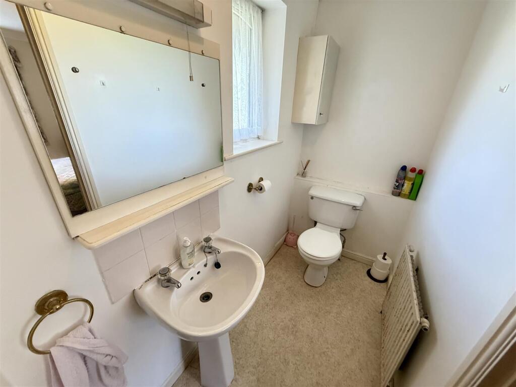 ENSUITE CLOAKROOM