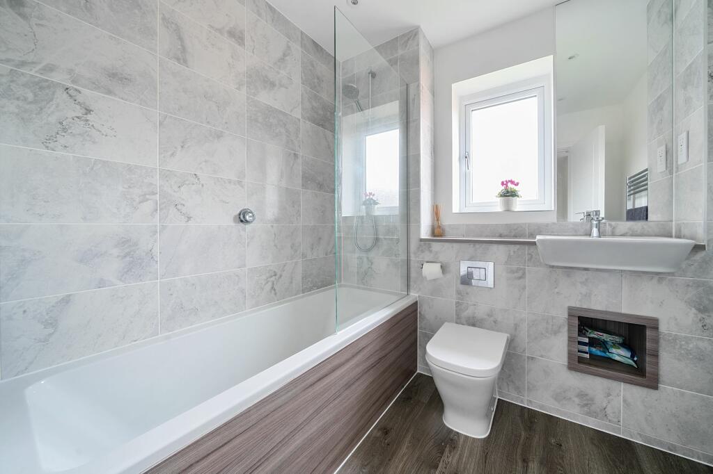Bathroom W.C (1)