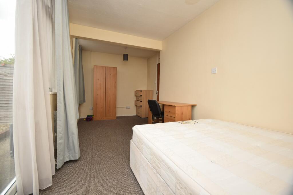 Downstairs Double Bedroom 1