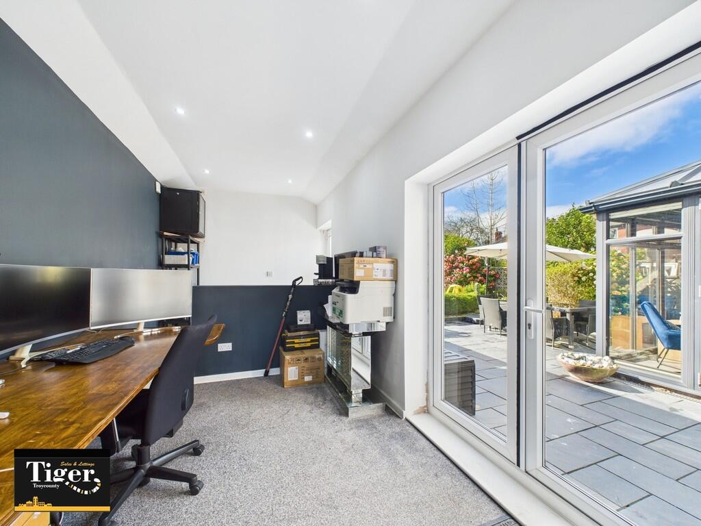 CAM02176G0-PR0528...