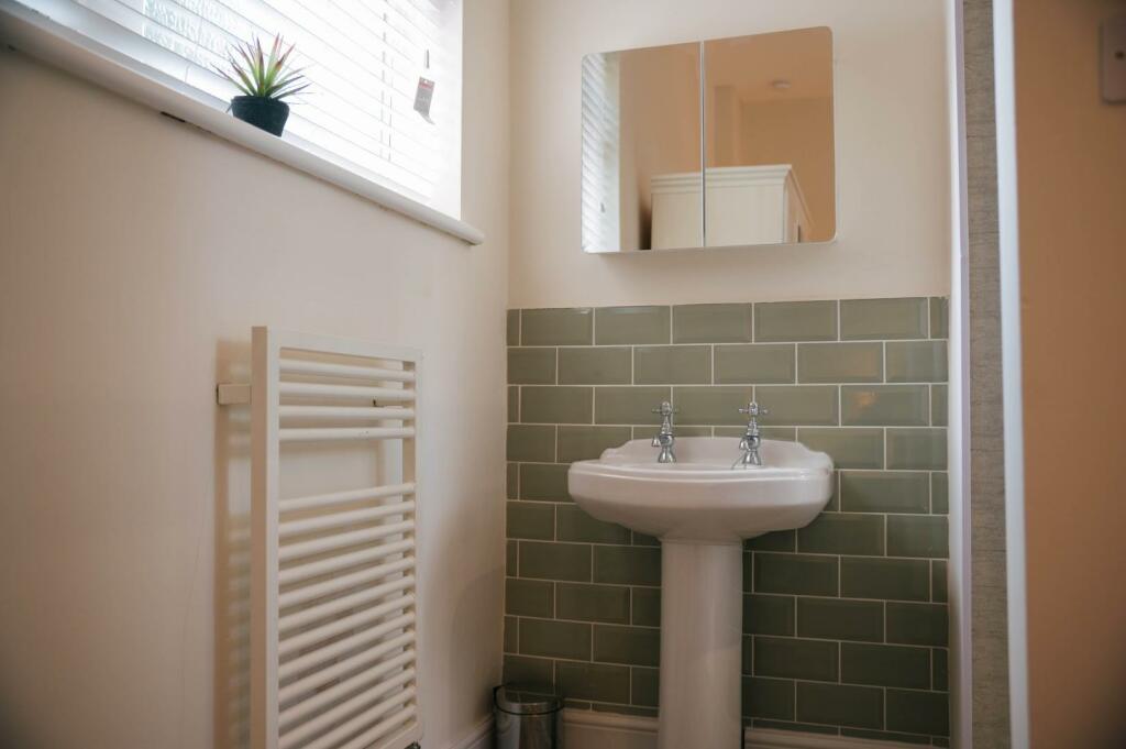 r5_bedroom_sink.jpg