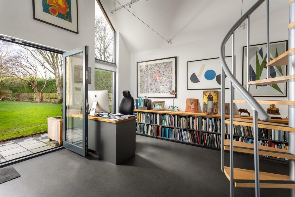 42 - Leah House - SN6 6LQ - Web.jpg