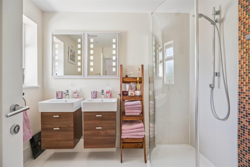 Master Bedroom - En-suite