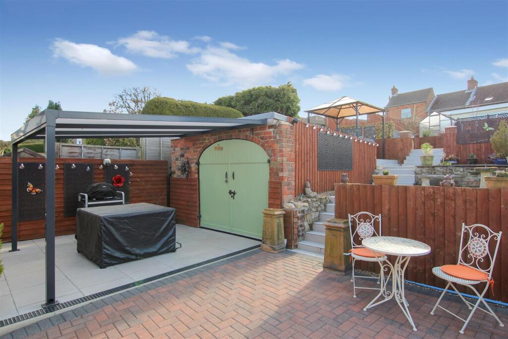 Patio &amp; Outdoor Dining Area - b.JPG