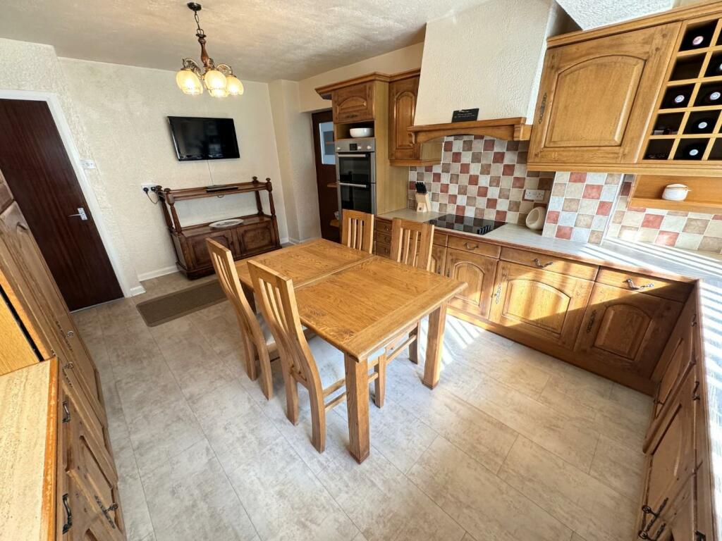 KITCHEN/BREAKFAST ROOM