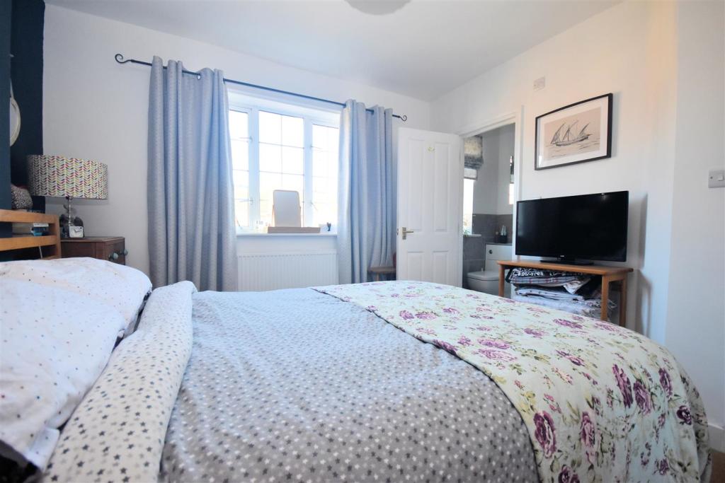 Bedroom 1.jpg