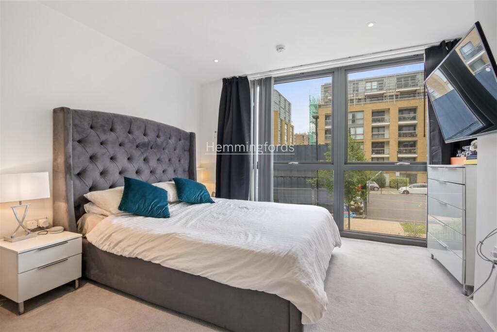 11-76849 - AM - Flat 2, 3 Ann street N1 7 FF-33-lo