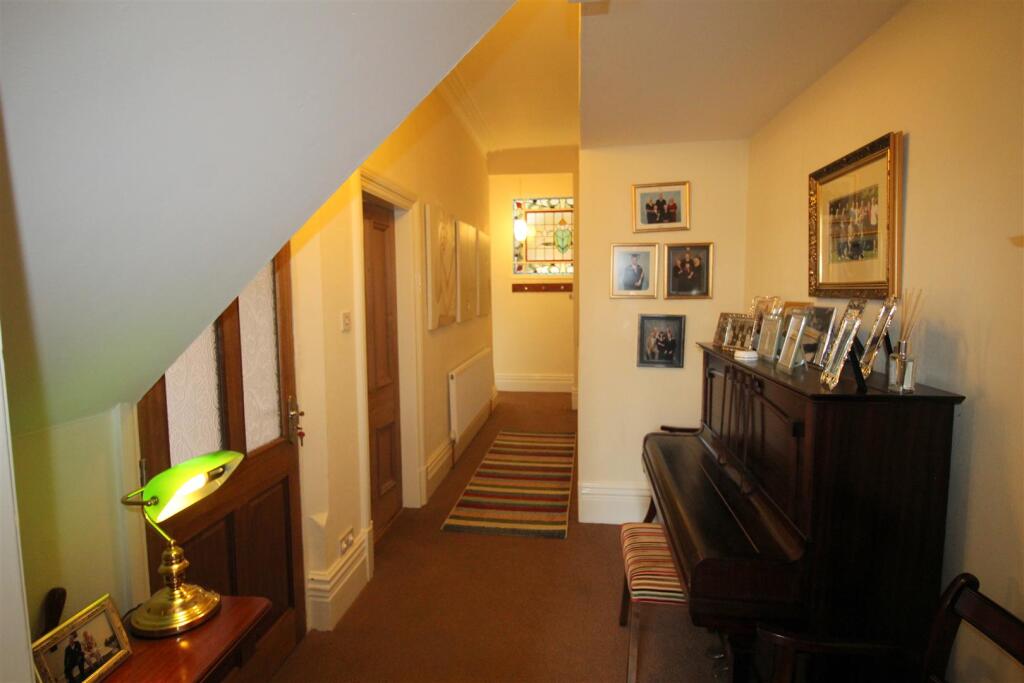 St Thomas Road, 14 Hallway.JPG