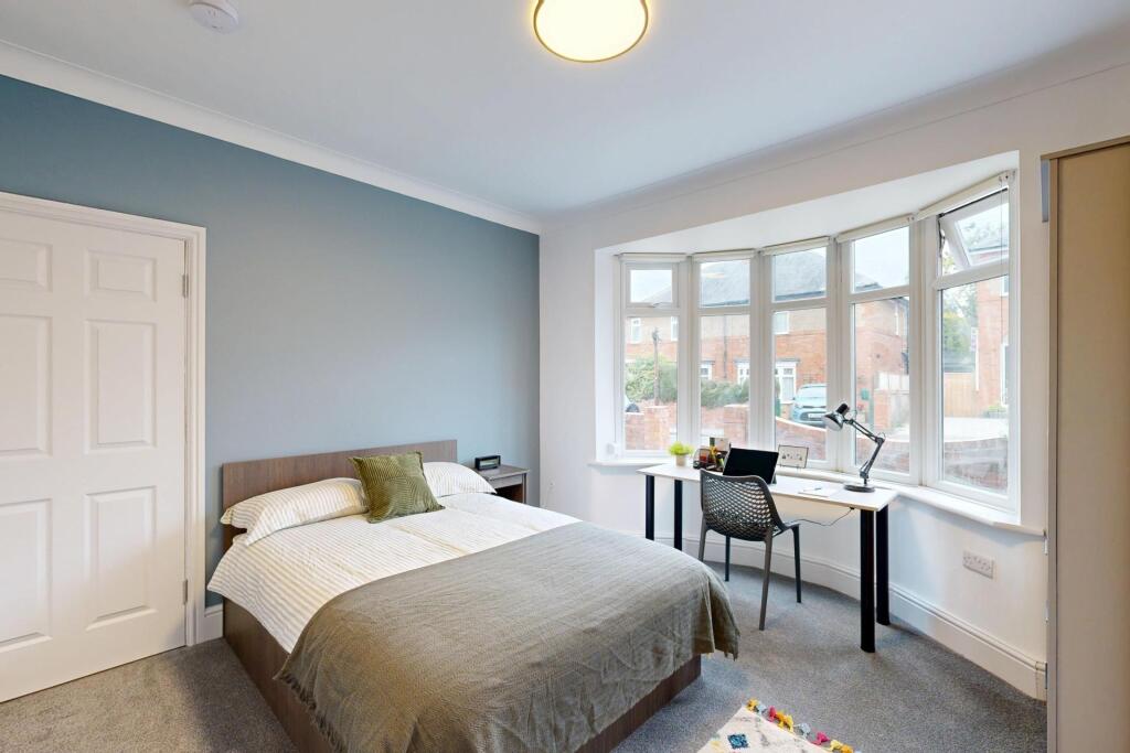 Bright and inviting double bedroom with ample n...