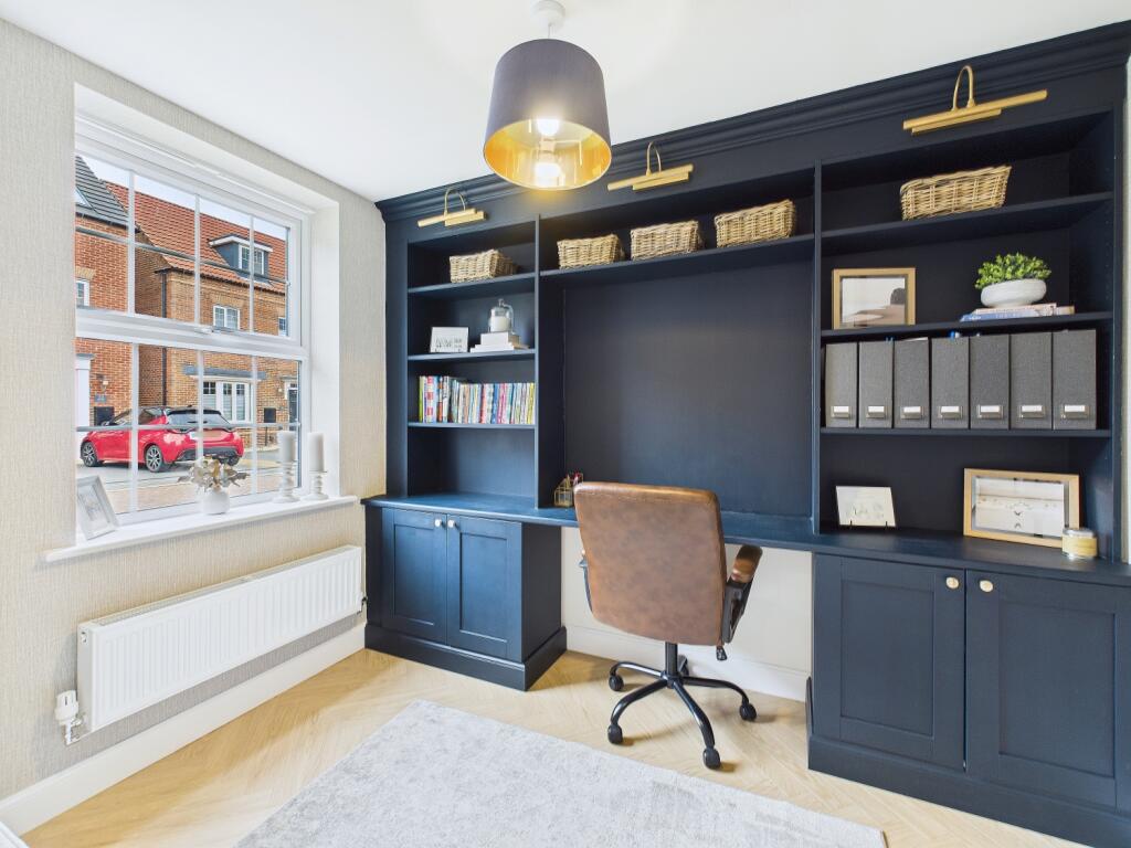 CAM03162G0-PR0107-STILL034