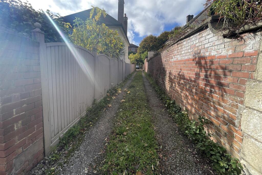 Middle garage to rear of 74 Pembroke Road, Clifton